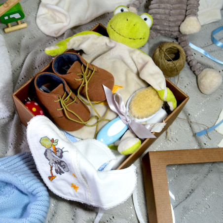 Box Gourmet Medium color natural w/window  measures 205x205x120mm