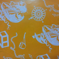 Papel de regalo naranja liso con barcos 